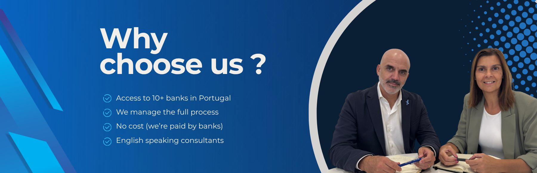 Banner corporativo da MaxFinance Best Choice com o título “Why choose us?”. À esquerda, são destacadas as vantagens: acesso a mais de 10 bancos em Portugal, gestão completa do processo, sem custos para o cliente e consultores que falam inglês. À direita, dois consultores, um homem e uma mulher, sentados à mesa, transmitem profissionalismo e confiança.