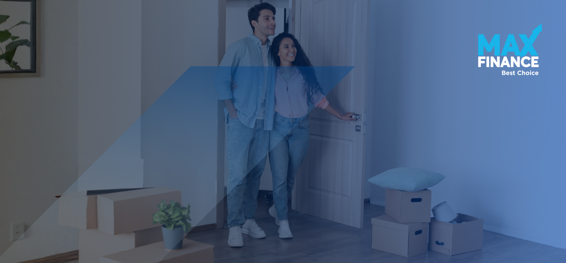 Casal a entrar na sua nova casa com apoio da Maxfinance, simbolizando soluções de crédito habitação ajustadas e confiança na compra de casa.