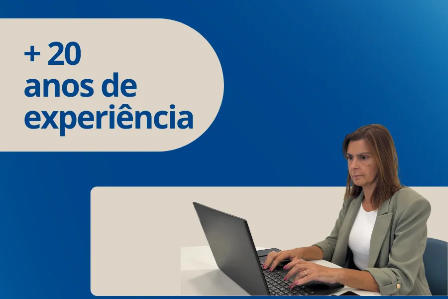 Colaboradora Maxfinance Best Choice ao computador com fundo azul claro e escuro por trás  
