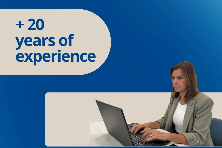 Colaboradora Maxfinance Best Choice ao computador com fundo azul claro e escuro por trás  