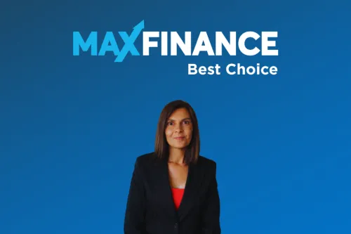 Mulher de cabelo castanho, vestida com fato escuro e blusa vermelha, em frente a um fundo azul com o logótipo “MAXFINANCE Best Choice