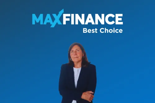 Mulher de cabelo castanho, com fato azul-escuro e blusa branca, de braços cruzados, em frente ao fundo azul com o logótipo “MAXFINANCE Best Choice”.