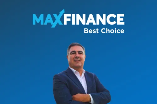 Homem de fato escuro e camisa branca, de braços cruzados, em frente a um fundo azul com o logótipo “MAXFINANCE Best Choice”.