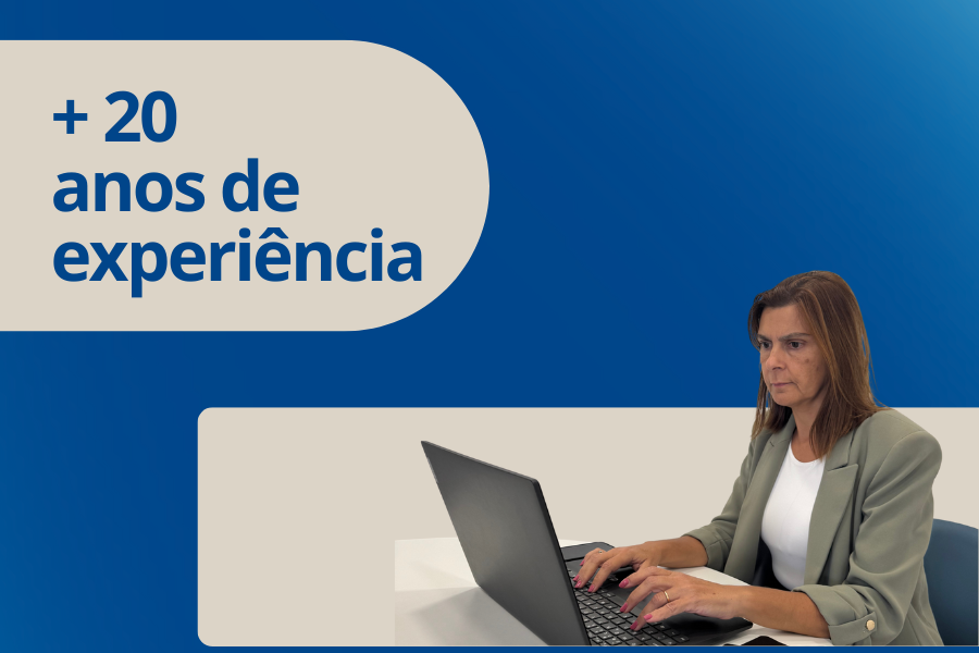 Colaboradora Maxfinance Best Choice ao computador com fundo azul claro e escuro por trás  