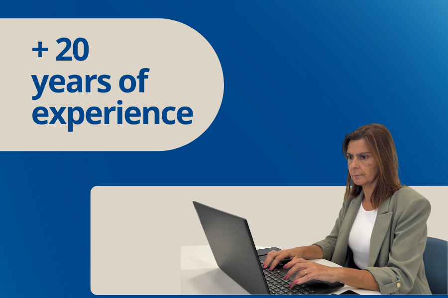 Colaboradora Maxfinance Best Choice ao computador com fundo azul claro e escuro por trás  