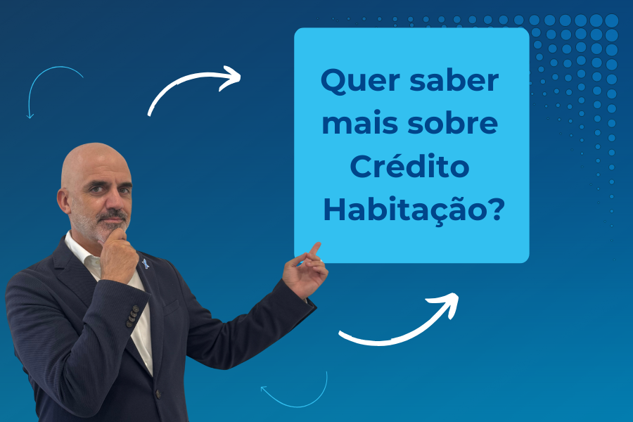 Banner informativo da MaxFinance Best Choice com fundo azul. À esquerda, um homem de fato escuro e expressão confiante aponta para um balão de texto azul-claro com a frase “Quer saber mais sobre Crédito Habitação?”. Setas brancas destacam a mensagem, convidando à ação.