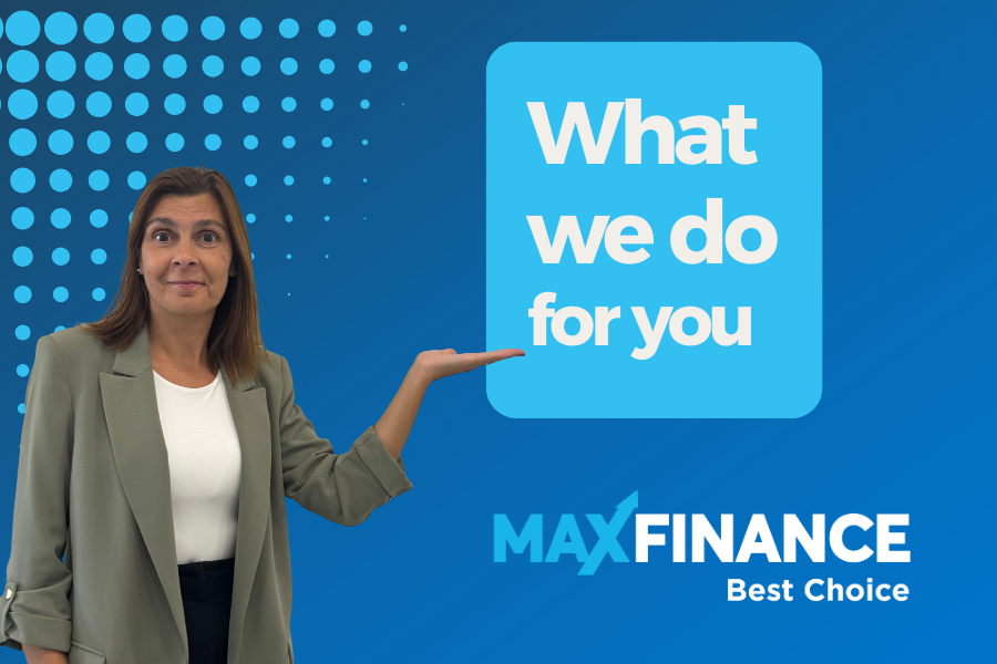 Mulher com cabelo castanho e expressão confiante, vestida com blazer verde-sálvia e blusa branca, posa contra um fundo azul com linhas curvas em degradé. Estende a mão direita em direcção a uma caixa de texto azul-clara onde se lê “What we do for you” em letras brancas. O design inclui um pequeno ícone minimalista no canto inferior direito, transmitindo uma estética moderna e corporativa.